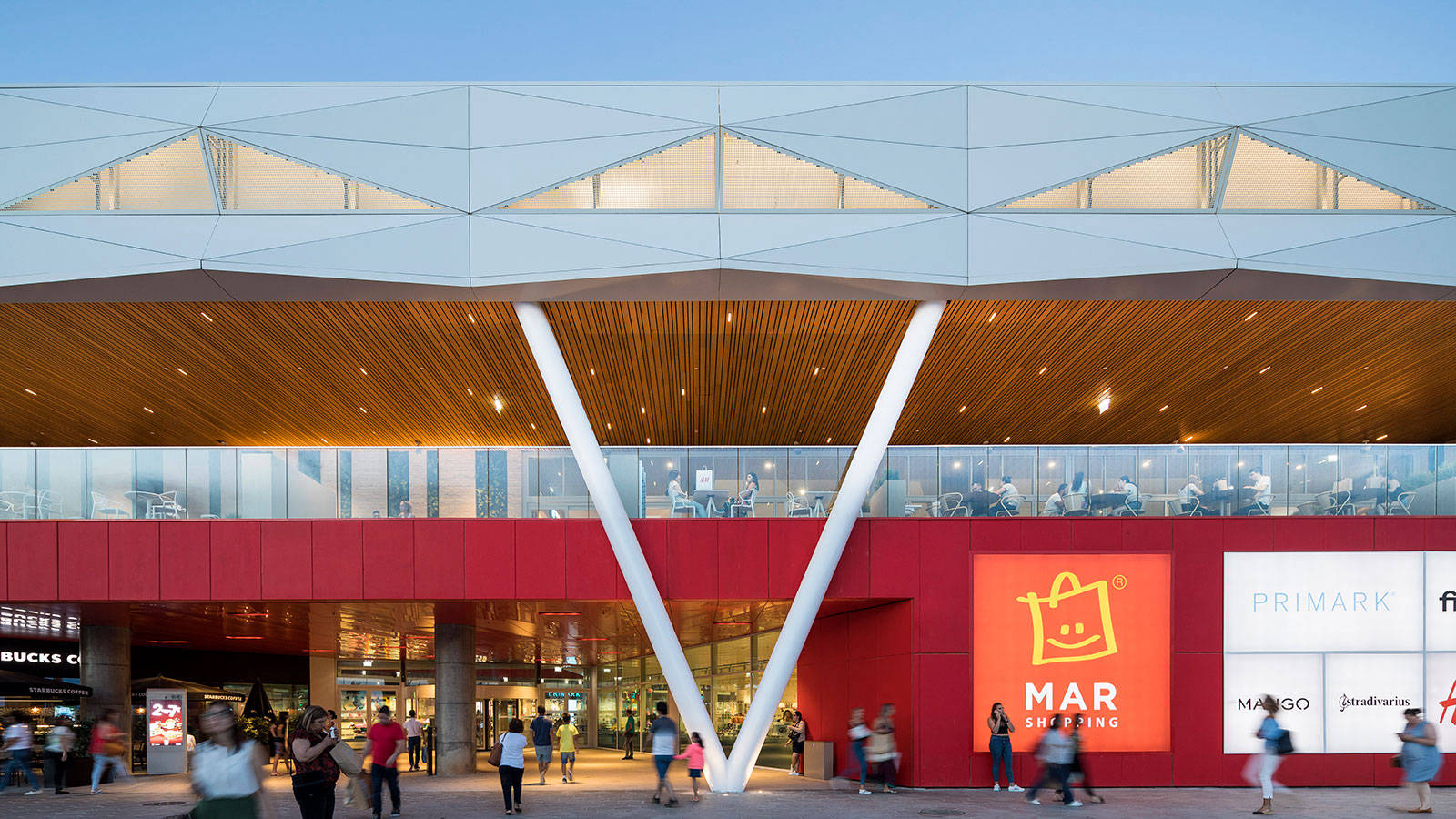 Projeto de mobiliário comercial para Mar Shopping em Loulé - design e instalação Hakaba