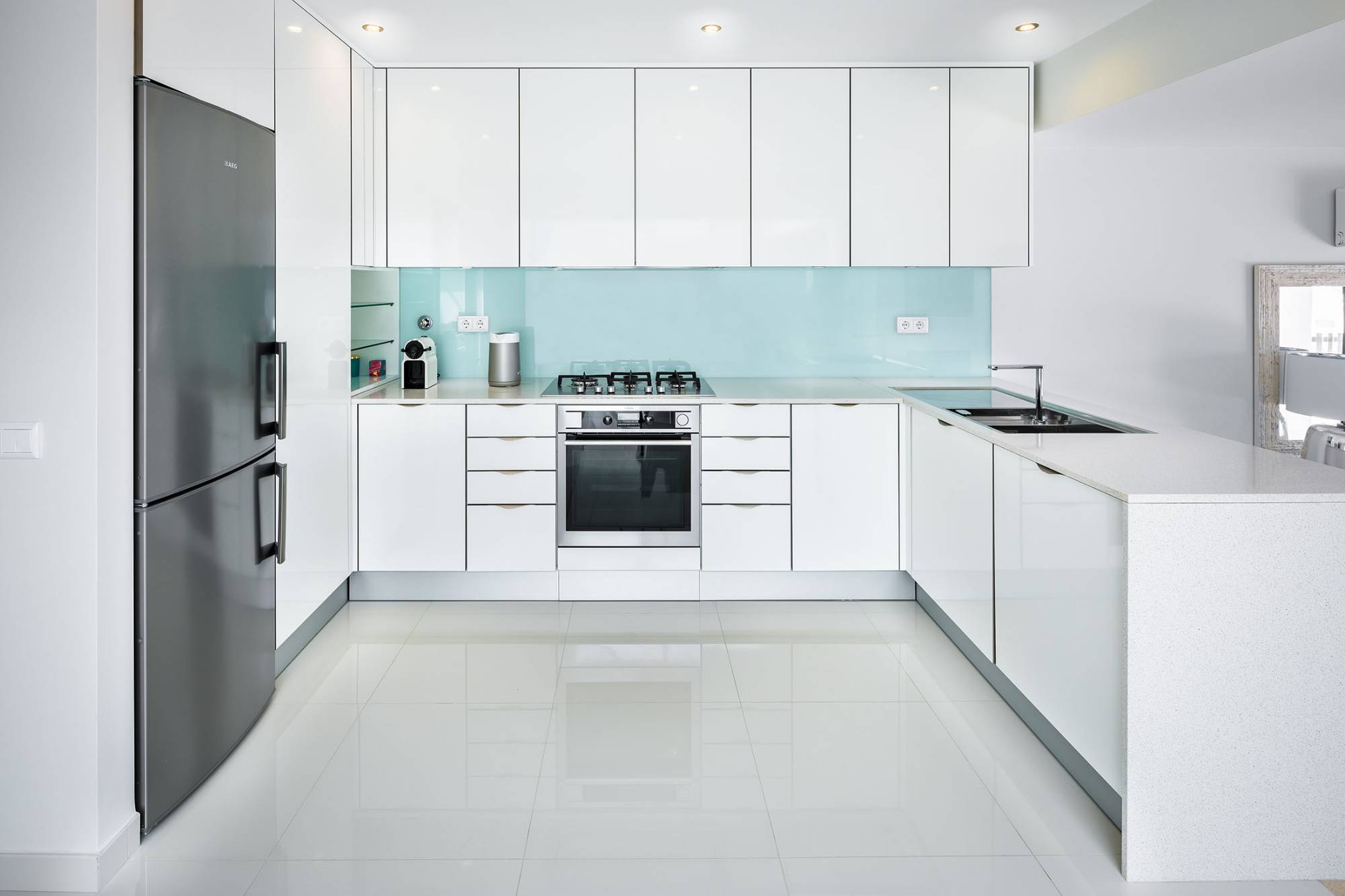 Projeto de interiores de habitação familiar na Quinta do Lago, Algarve - mobiliário Hakaba