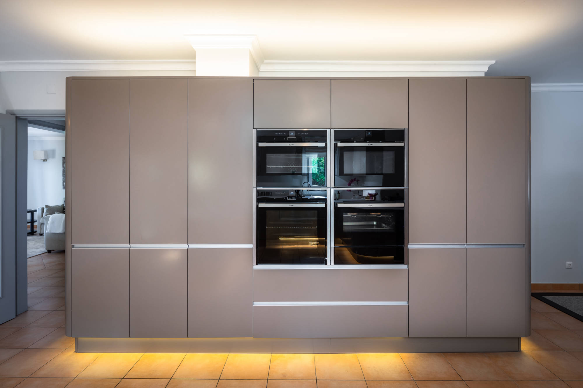 Interiores de habitação familiar no Algarve - sala e quarto com mobiliário Hakaba