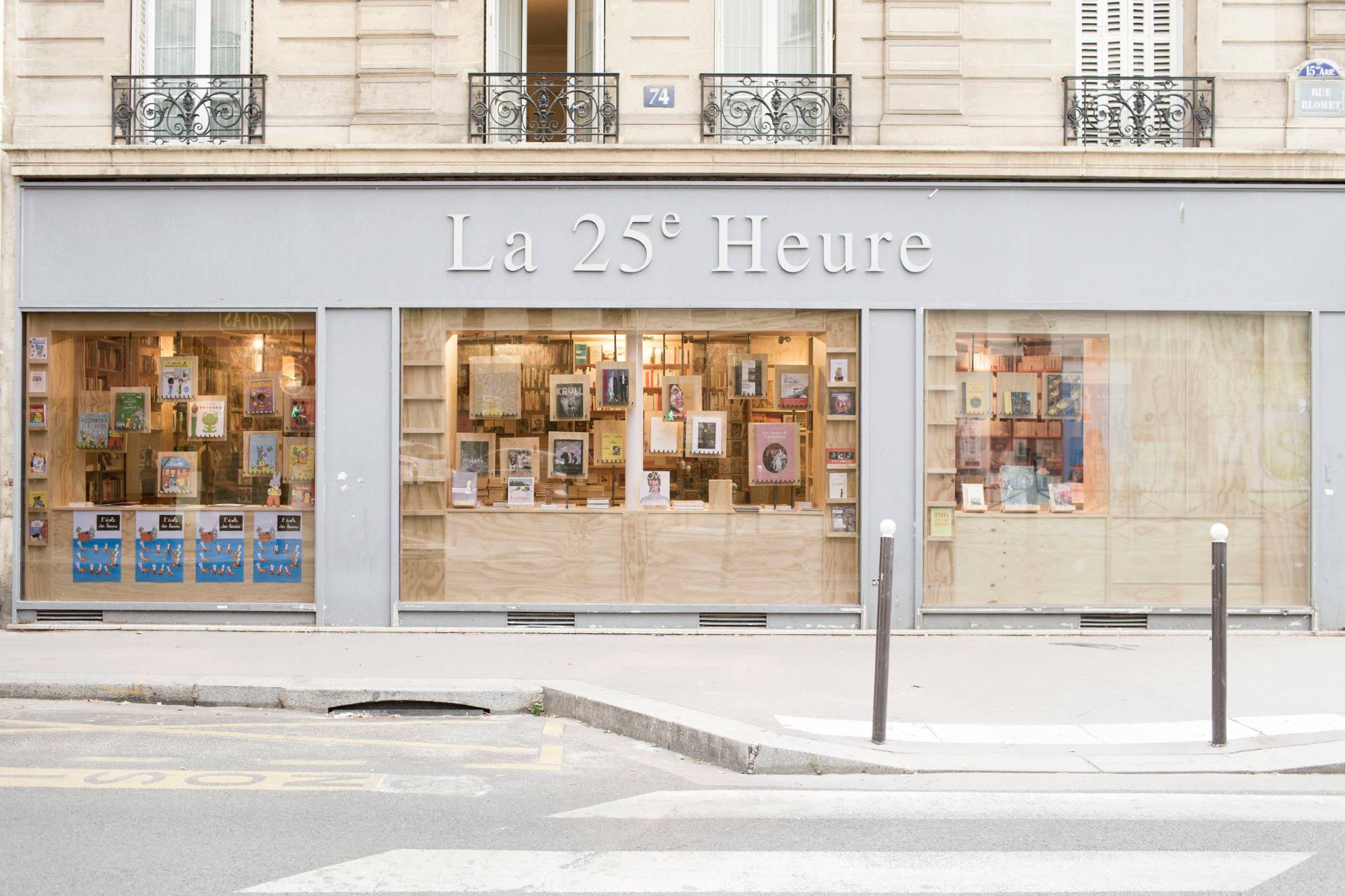 Projeto de mobiliário para livraria La 25éme Heure em Paris - estantes e balcões Hakaba